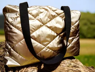 Bolso acolchado dorado