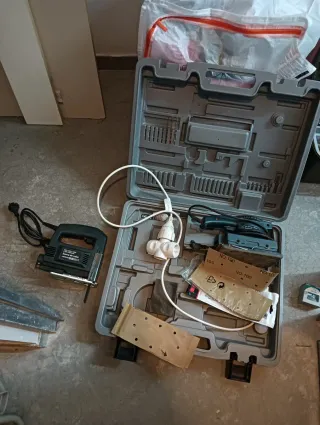 Sierra de calar y lijadora con accesorios