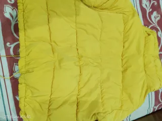 Cazadora acolchada amarilla