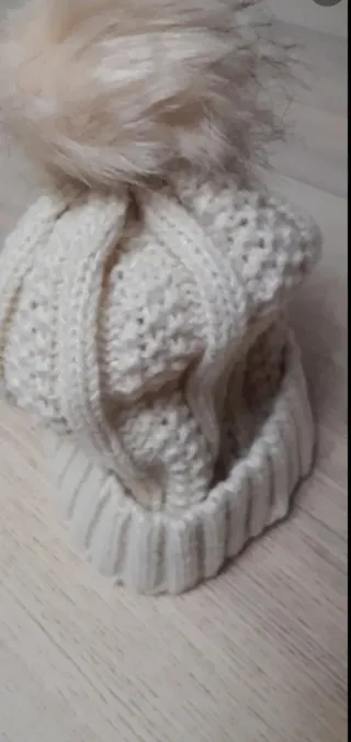 Berretto lana beige con pompon