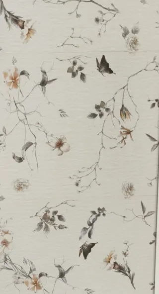 Azulejos efecto papel pintado floral.