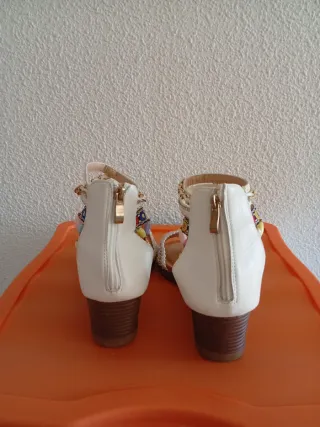 Sandalias blancas y multicolor talla 39