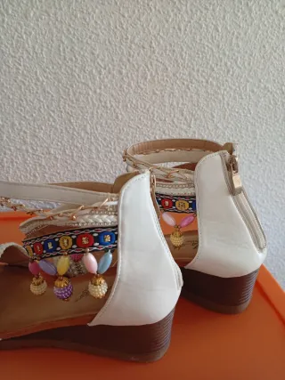 Sandalias blancas y multicolor talla 39