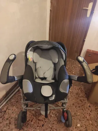 Carrito de bebé gris y negro