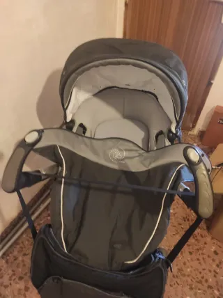 Carrito de bebé gris y negro