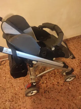 Carrito de bebé gris y negro