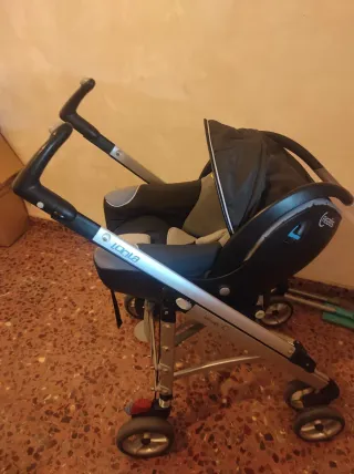 Carrito de bebé gris y negro