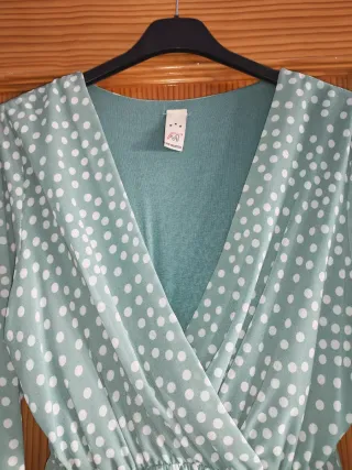 Vestido verde con lunares blancos