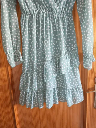 Vestido verde con lunares blancos