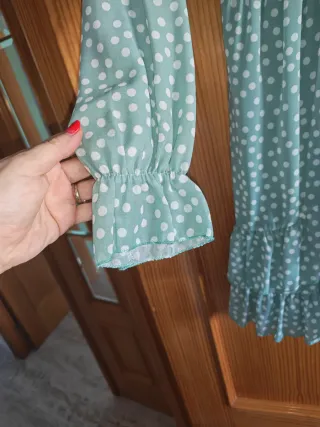 Vestido verde con lunares blancos