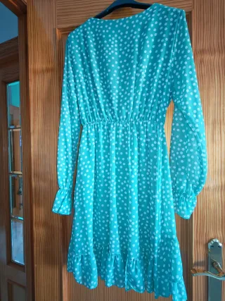 Vestido verde con lunares blancos