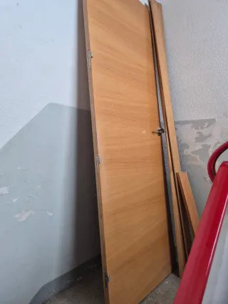 Puerta de madera clara