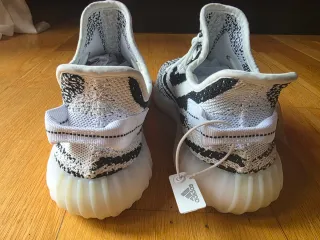 Adidas Yeezy Boost 350 V2 Zebra
