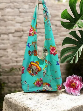 Bolso de tela con calaveras y flores