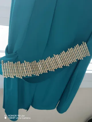 Vestido verde sin mangas con cinturón