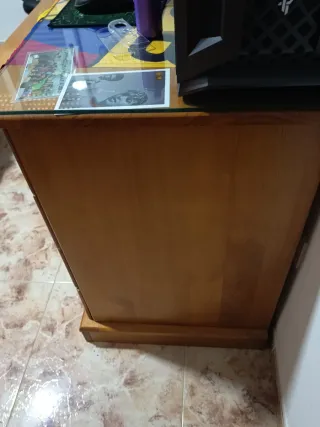 Escritorio de madera con superficie de cristal