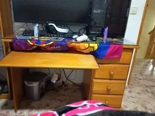 Escritorio de madera con superficie de cristal