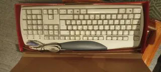 Teclado de ordenador gris y blanco
