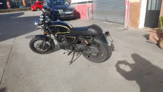 Moto Macbor Negra y Dorada