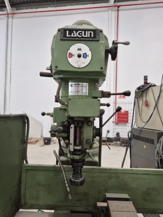 Fresadora Lagun FTV-S2 con mordaza Arnold