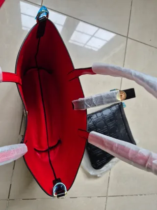 Bolso mujer negro, interior rojo, + cartera. Nuevo