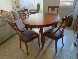 Seis sillas de comedor de madera