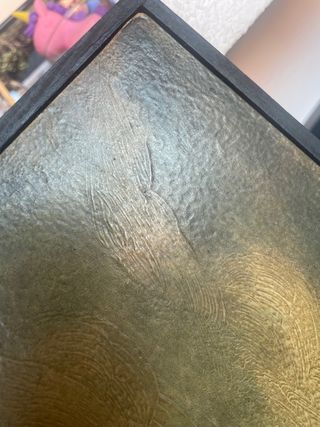 lámina en tabla de madera con barniz. marco negro