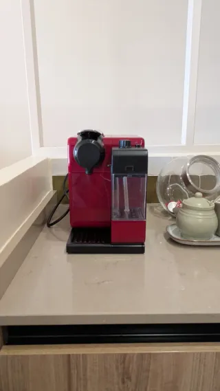 Cafetera DeLonghi Nespresso Roja