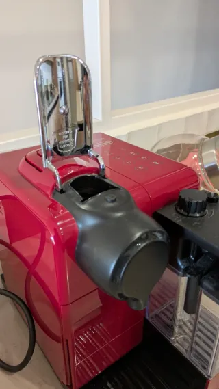 Cafetera DeLonghi Nespresso Roja