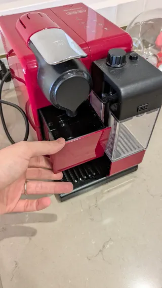 Cafetera DeLonghi Nespresso Roja