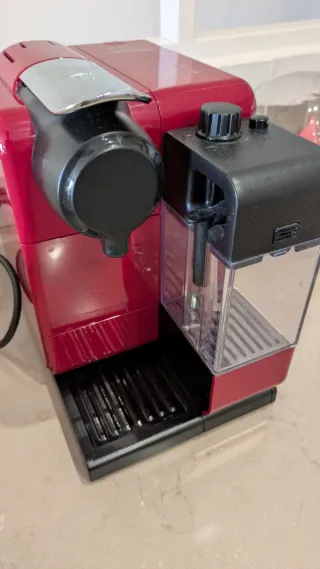 Cafetera DeLonghi Nespresso Roja