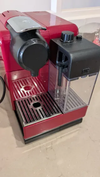 Cafetera DeLonghi Nespresso Roja