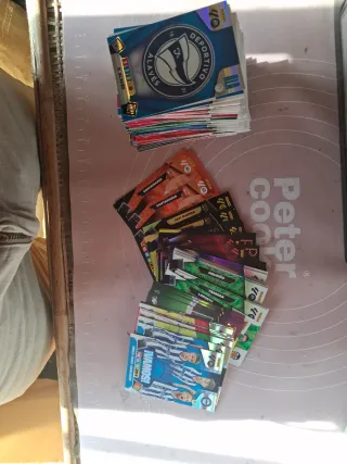 300 cromos distintos Adrenalyn 2025-26