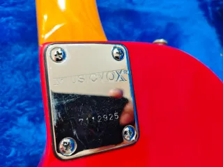 Guitarra eléctrica Musicvox Spaceranger Roja.