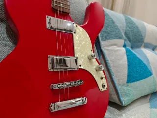 Guitarra eléctrica Musicvox Spaceranger Roja.