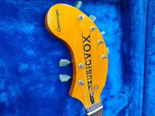 Guitarra eléctrica Musicvox Spaceranger Roja.