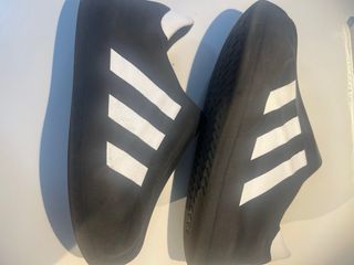 Zapatillas Adidas Negras y Blancas