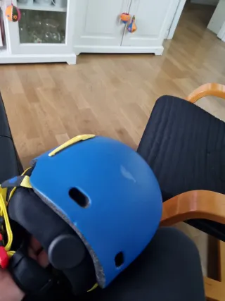 Casco de esquí azul y amarillo