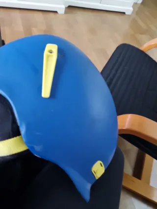 Casco de esquí azul y amarillo