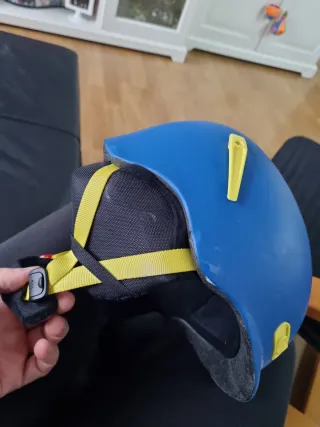 Casco de esquí azul y amarillo