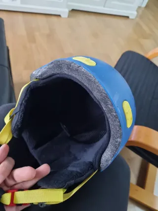 Casco de esquí azul y amarillo