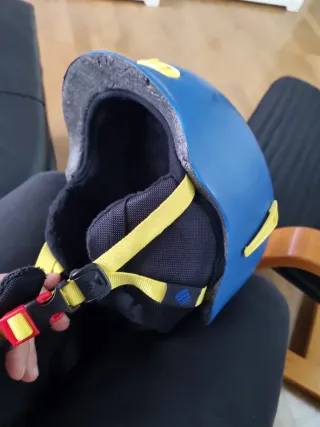 Casco de esquí azul y amarillo