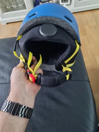 Casco de esquí azul y amarillo