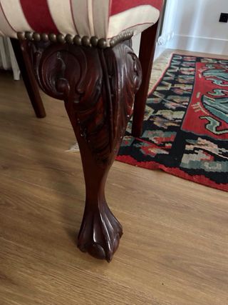 Silla antigua de madera tallada