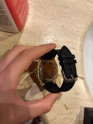 Reloj dorado y negro