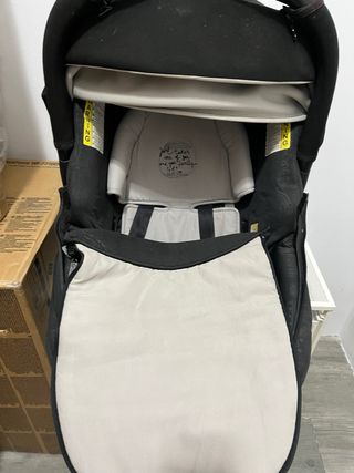 Carrito de bebé con maxicosi