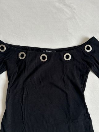 Camiseta Bershka tachuelas talla S