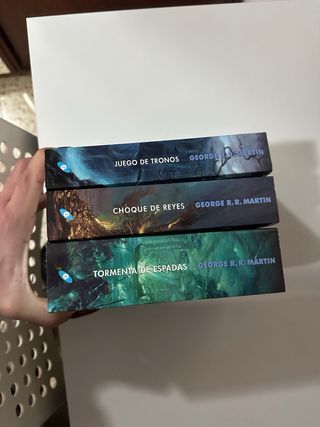 Libro 1, 2 y 3 de "Canción de hielo y fuego".