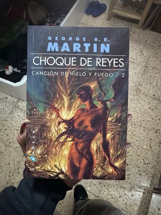 Libro 1, 2 y 3 de "Canción de hielo y fuego".