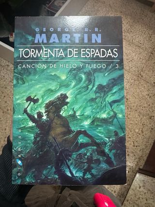 Libro 1, 2 y 3 de "Canción de hielo y fuego".